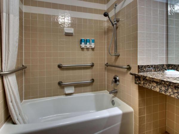 Drury Inn & Suites Albuquerque North : photo 1 de la chambre king suite with sofa bed and kitchen - accessible, roll-in shower