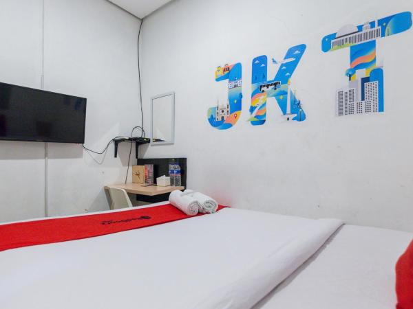 RedDoorz Plus Syariah near Mall Pondok Indah : photo 7 de la chambre chambre double