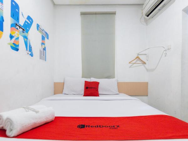 RedDoorz Plus Syariah near Mall Pondok Indah : photo 3 de la chambre chambre double