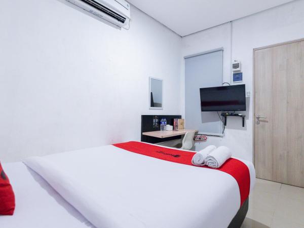 RedDoorz Plus Syariah near Mall Pondok Indah : photo 10 de la chambre chambre double