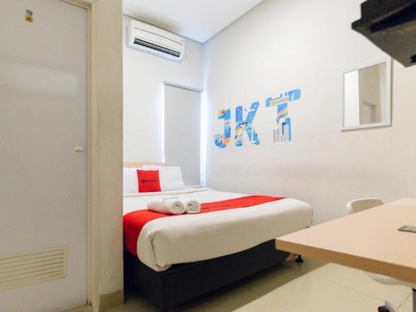 RedDoorz Plus Syariah near Mall Pondok Indah : photo 6 de la chambre chambre double