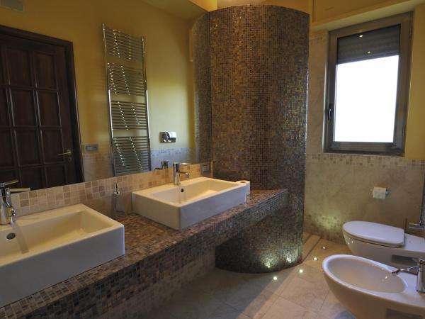 Bed and Breakfast La Villa AMBIENTI SANIFICATI CON GENERATORE DI OZONO : photo 5 de la chambre chambre lit king-size deluxe