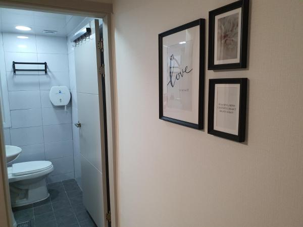 Bunk Backpackers Guesthouse : photo 9 de la chambre chambre triple avec salle de bains privative