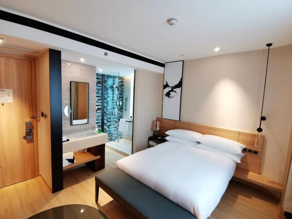 Fairfield by Marriott Shanghai Pudong Central : photo 3 de la chambre standard guest room with 1 queen bed, city view