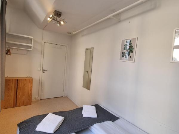 Fabryka : photo 4 de la chambre grande chambre double avec salle de bains commune