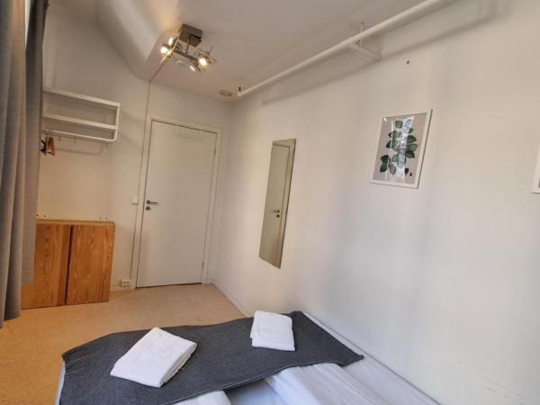 Fabryka : photo 5 de la chambre grande chambre double avec salle de bains commune