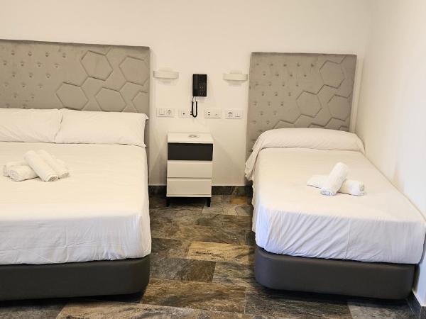 HOSTAL NERVION : photo 4 de la chambre chambre quadruple avec balcon 