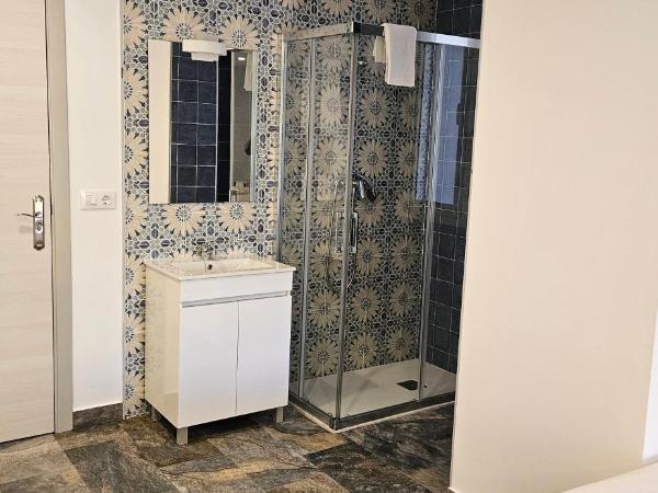 HOSTAL NERVION : photo 5 de la chambre chambre quadruple avec balcon 