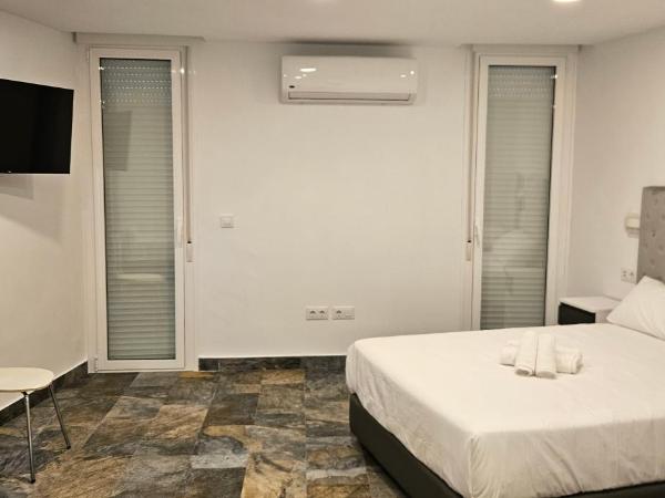 HOSTAL NERVION : photo 6 de la chambre chambre quadruple avec balcon 