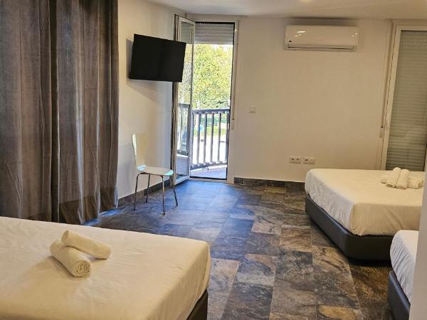 HOSTAL NERVION : photo 8 de la chambre chambre quadruple avec balcon 