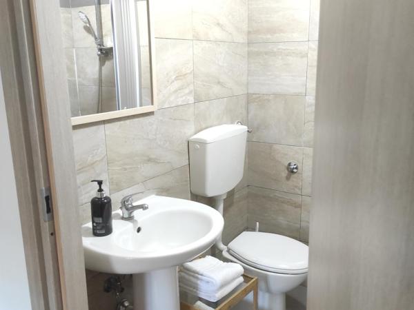 BEDandFLY : photo 1 de la chambre chambre lit queen-size avec balcon