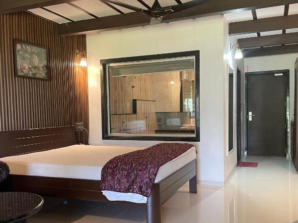 The Green Gate Resort Mulshi : photo 8 de la chambre super deluxe lake view - no stags allowed
