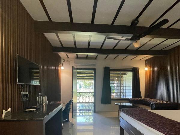 The Green Gate Resort Mulshi : photo 7 de la chambre super deluxe lake view - no stags allowed