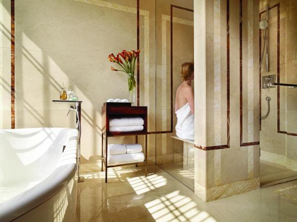 Four Seasons Hotel Hangzhou at West Lake : photo 5 de la chambre chambre lit king-size - vue sur jardin