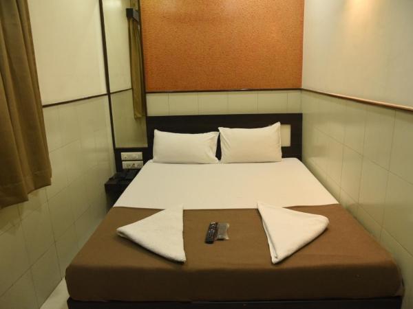 Hotel Triton - Near US Embassy : photo 1 de la chambre chambre double standard