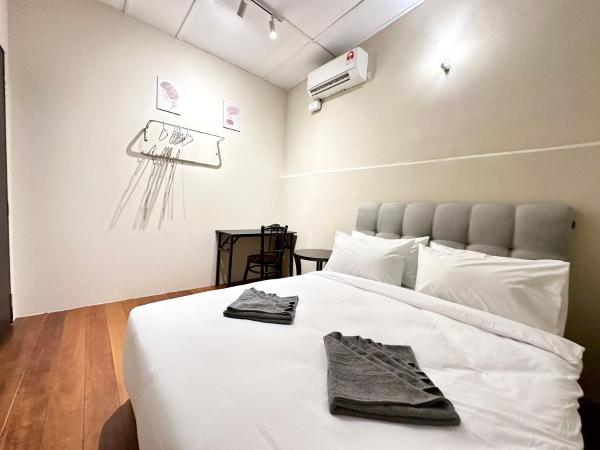 Madras Inn 58-1 : photo 10 de la chambre chambre double avec salle de bains commune