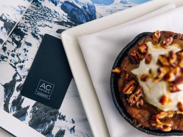 AC Hotel by Marriott Denver Downtown : photo 2 de la chambre chambre d'angle avec lit king-size - vue sur ville