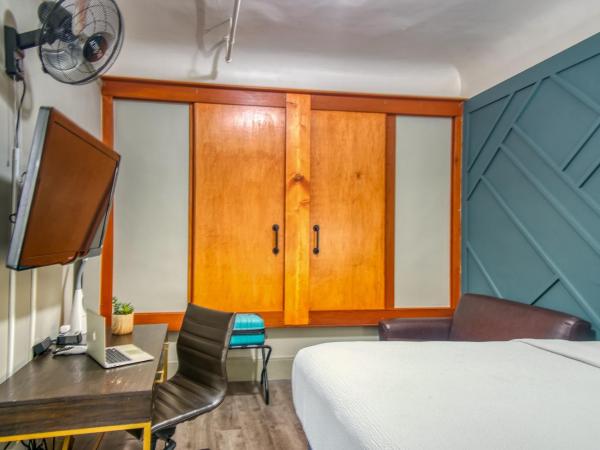 Ram's Hotel : photo 2 de la chambre chambre lit queen-size avec salle de bains commune 