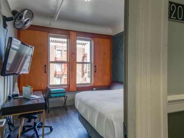 Ram's Hotel : photo 3 de la chambre chambre lit queen-size avec salle de bains commune 