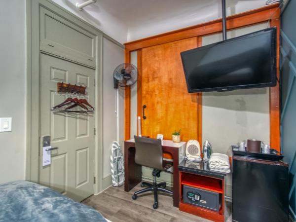 Ram's Hotel : photo 6 de la chambre chambre lit queen-size avec salle de bains commune 