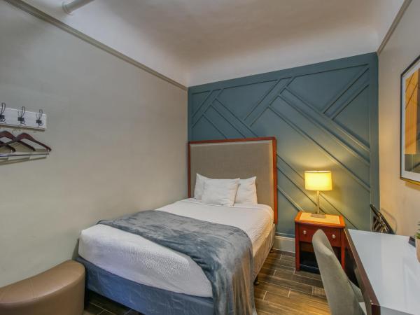 Ram's Hotel : photo 5 de la chambre chambre lit queen-size avec salle de bains commune 