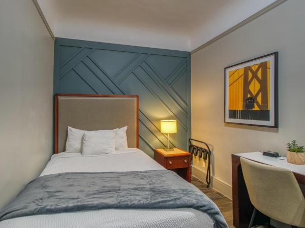 Ram's Hotel : photo 7 de la chambre chambre lit queen-size avec salle de bains commune 