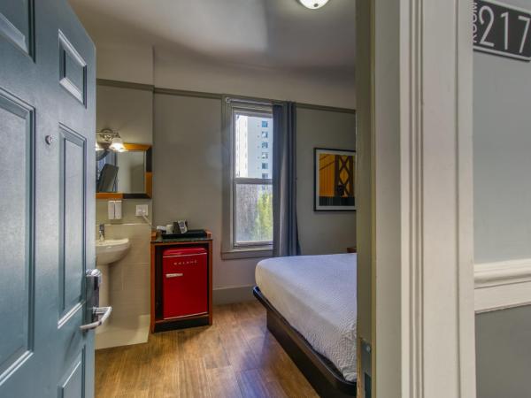 Ram's Hotel : photo 5 de la chambre chambre double standard avec salle de bains commune