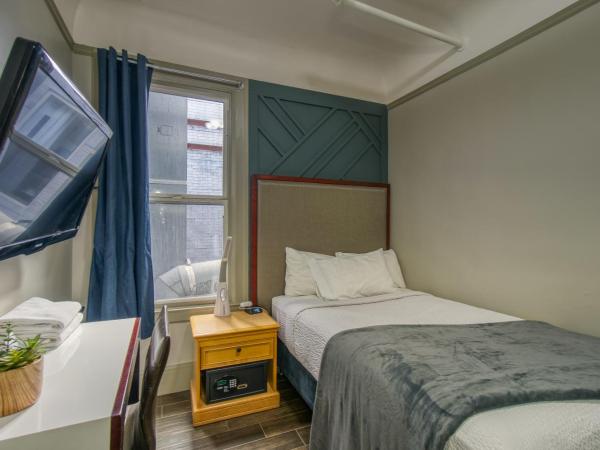 Ram's Hotel : photo 9 de la chambre chambre lit queen-size avec salle de bains commune 