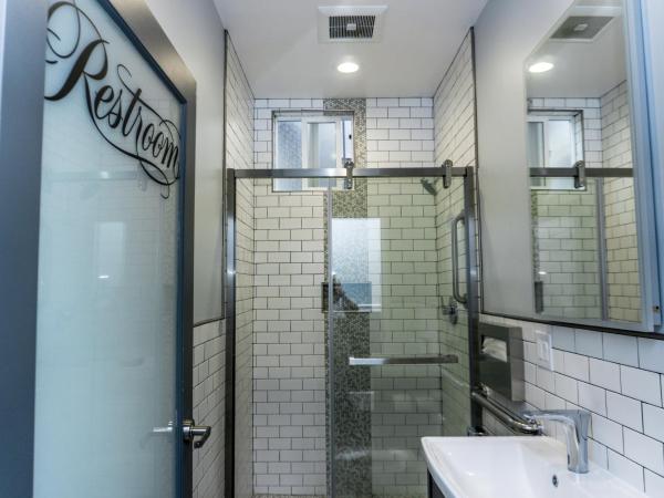 Ram's Hotel : photo 8 de la chambre chambre lit queen-size avec salle de bains commune 