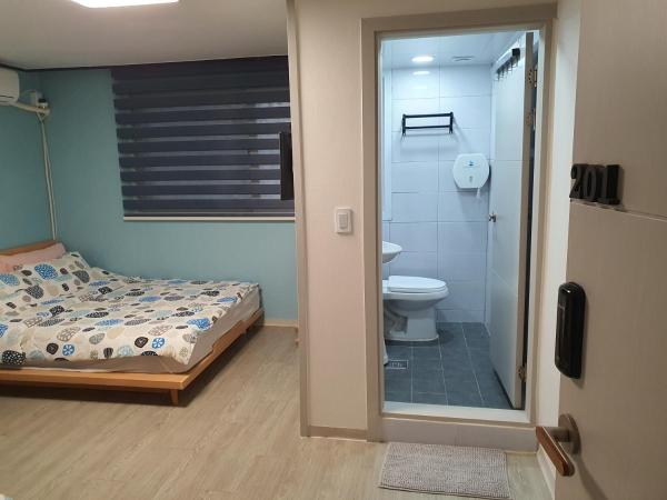 Bunk Backpackers Guesthouse : photo 10 de la chambre chambre triple avec salle de bains privative