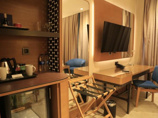 DoubleTree by Hilton Hotel Istanbul - Tuzla : photo 4 de la chambre chambre lit king-size