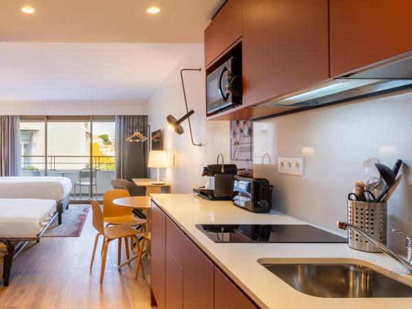 Staybridge Suites - Cannes Centre by IHG : photo 3 de la chambre suite studio lit queen-size avec balcon et canapé-lit