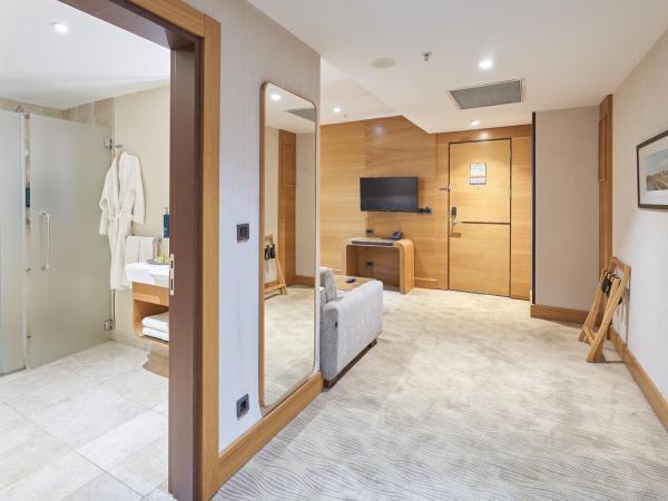 DoubleTree by Hilton Hotel Istanbul - Tuzla : photo 6 de la chambre suite 1 chambre lit king-size