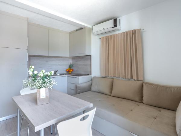 Camping Glavotok : photo 9 de la chambre bungalow supérieur