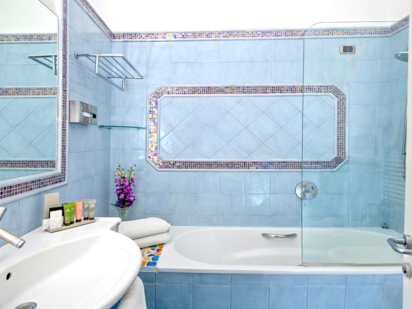 Hotel La Floridiana : photo 7 de la chambre chambre deluxe dernier Étage avec balcon et vue sur mer