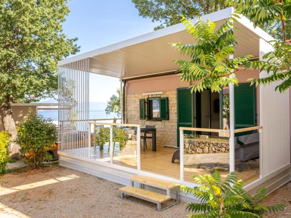 Camping Glavotok : photo 1 de la chambre bungalow supérieur