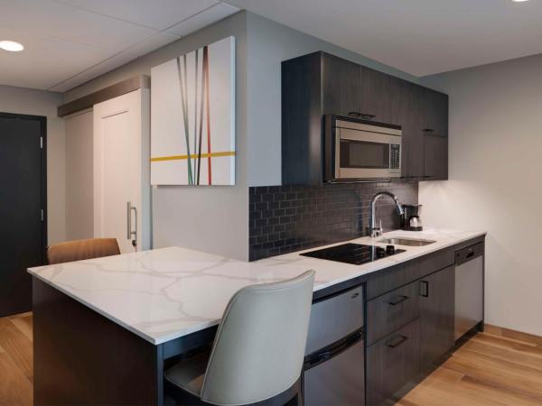 Hyatt House LAX Century Blvd : photo 2 de la chambre king studio suite with kitchen and sofa bed