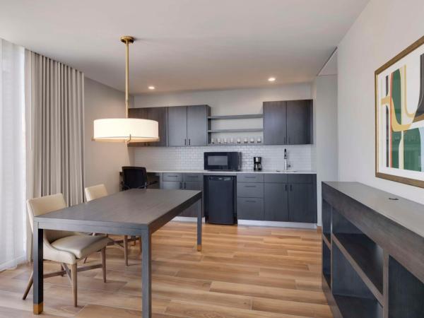 Hyatt House LAX Century Blvd : photo 4 de la chambre suite 1 chambre lit king-size avec canapé-lit et cuisine