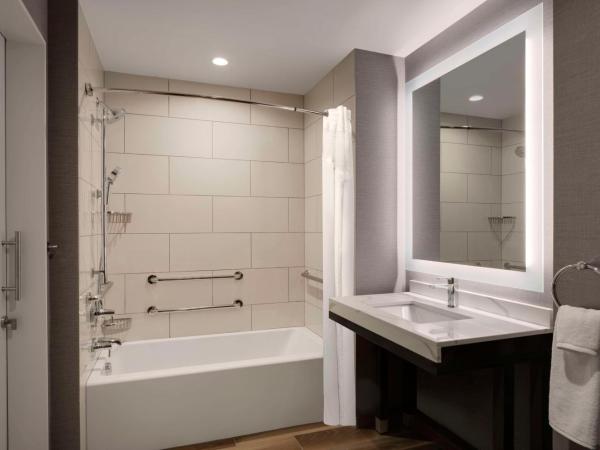 Hyatt Place LAX/Century BLVD : photo 1 de la chambre chambre lit king-size avec baignoire accessible aux personnes à mobilité réduite