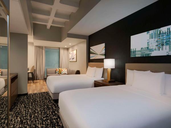 Hyatt House LAX Century Blvd : photo 5 de la chambre studio suite with two queen beds, sofa bed and kitchen