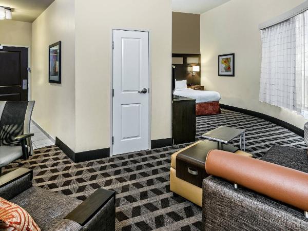 TownePlace Suites by Marriott San Antonio Downtown Riverwalk : photo 1 de la chambre corner king suite with sofa bed and city view