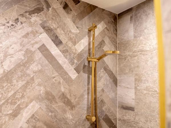 A Hotels City : photo 9 de la chambre chambre double avec salle de bains commune