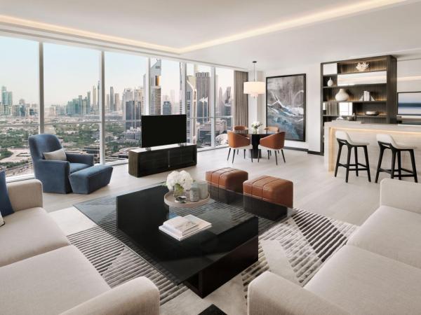 Sheraton Grand Hotel, Dubai : photo 2 de la chambre suite lit king-size exécutive avec accès au salon club - vue sur panorama urbain