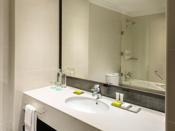 Le Meridien Mina Seyahi Beach Resort & Waterpark : photo 6 de la chambre hébergement club avec 1 lit king-size, petit-déjeuner, happy hour et goûter - vue sur horizon