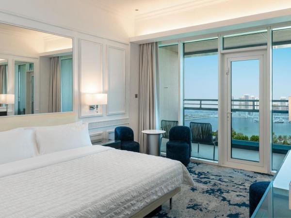 Le Meridien Mina Seyahi Beach Resort & Waterpark : photo 3 de la chambre hébergement club avec 1 lit king-size, balcon, petit-déjeuner, happy hour et goûter - vue sur mer