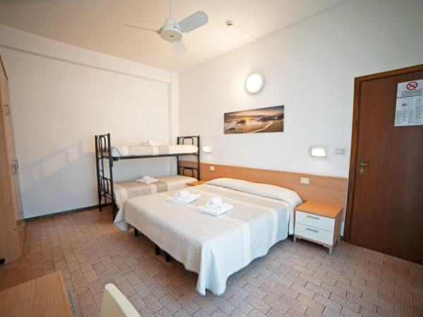 Hotel Mara : photo 3 de la chambre chambre triple avec balcon