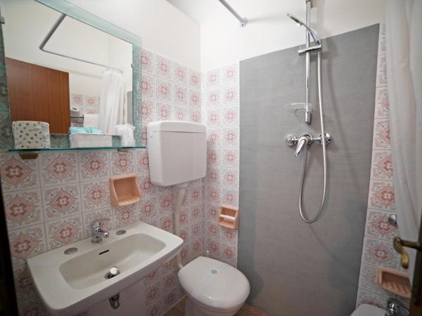 Hotel Mara : photo 8 de la chambre chambre triple avec balcon