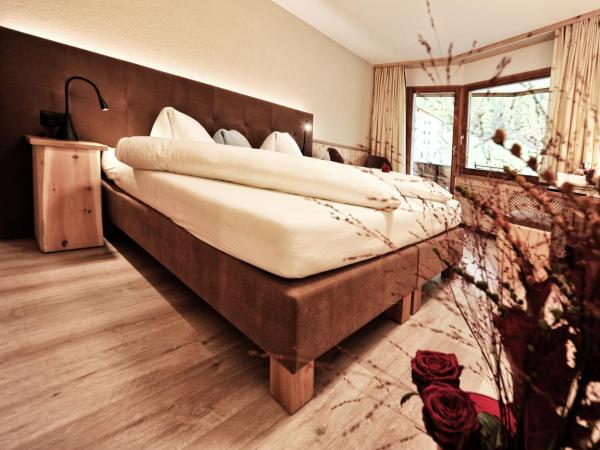 Country Wellnesshotel Bündnerhof : photo 4 de la chambre chambre double supérieure avec balcon orienté sud
