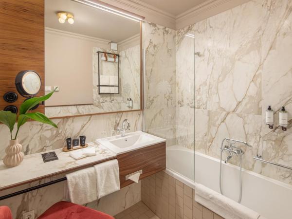 Queen's Court Hotel & Residence : photo 9 de la chambre suite familiale 2 chambres