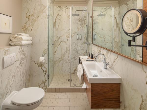 Queen's Court Hotel & Residence : photo 8 de la chambre suite deluxe avec lit king-size
